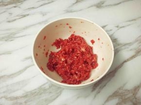 牛肉丁用水淀粉腌制一下，肉质口感更好。