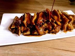 淋入适量锅里的酱汁