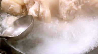 猪耳煮沸后撇去浮末，冲洗干净