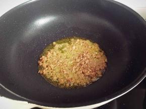 油烧热后加入牛肉馅，大火翻炒至变色后出锅备用。