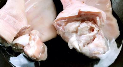 放入冷水锅中，大火煮沸