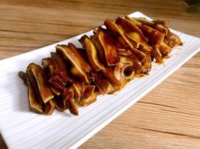 起锅切成条状，装盘