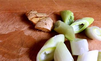 大葱洗净切段，生姜洗净拍松