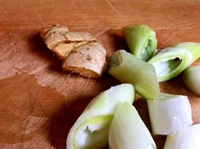 大葱洗净切段，生姜洗净拍松