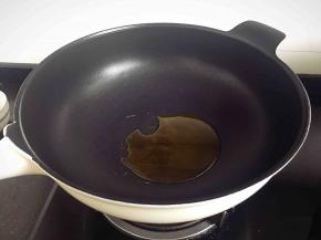 接着炒肉酱，锅中放入少许橄榄油。