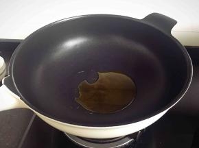 接着炒肉酱，锅中放入少许橄榄油。