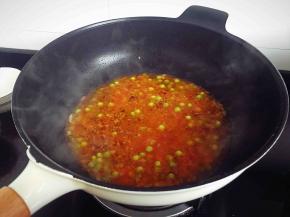 再加入牛肉馅，倒入少许清水中火熬煮。