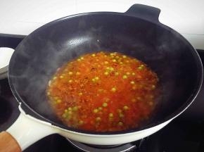 再加入牛肉馅，倒入少许清水中火熬煮。