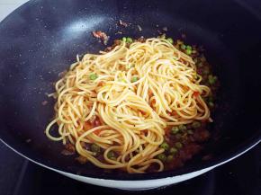 快速搅匀后关火即可，番茄肉酱意面就做好了。