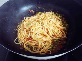 快速搅匀后关火即可，番茄肉酱意面就做好了。