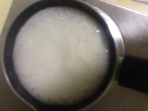 3、小火烧开 撇去浮沫 轻轻搅动 到糖完全融化 溶液粘稠