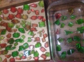 7、取出冷藏凝结的糖  用模具刻出需要的形状 或者直接掰碎成需要的大小