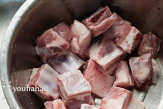 羊寸排清水冲洗一下，无需泡血水，本身已经处理的非常干净