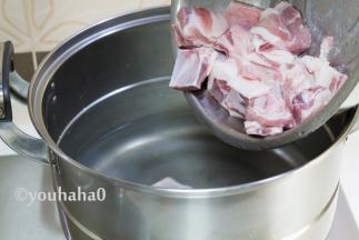 烧一锅开水，放一点米酒，放入羊排焯水