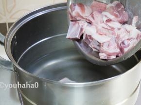 烧一锅开水，放一点米酒，放入羊排焯水