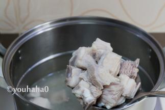 煮出浮沫后捞出