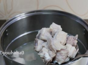 煮出浮沫后捞出