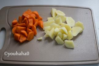 土豆、胡萝卜去皮洗净，切滚刀块
