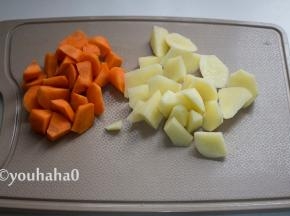 土豆、胡萝卜去皮洗净，切滚刀块