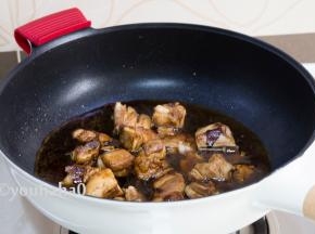 加入适量的清水，刚刚没过羊排即可