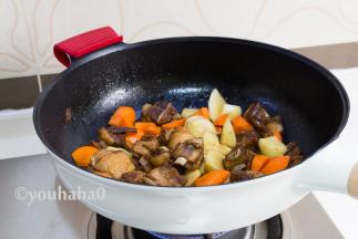 10分钟后放入胡萝卜、土豆块，炒匀后继续炖15~20分钟