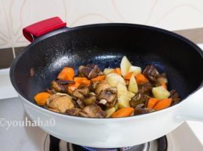 10分钟后放入胡萝卜、土豆块，炒匀后继续炖15~20分钟