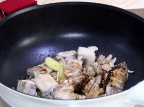 炒至羊小排表面略有焦色时，依次放入米酒、生抽、老抽，羊排翻炒均匀