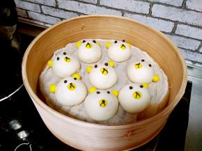 在把小熊的嘴添上，放在锅上，盖上锅盖二次发酵20分钟