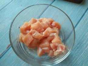 鸡胸肉切小块