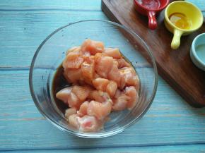 加料酒，生抽，盐腌制15分钟