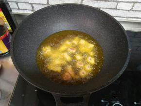 锅中油八成热，加腌制好的鸡胸肉炸制