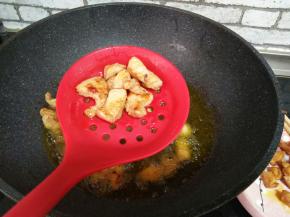 炸熟，变金黄取出