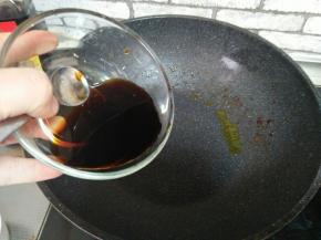 锅中底油，加酱汁