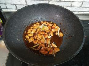 再加炸好的鸡肉，炒匀即可