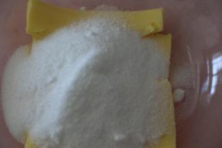 加入砂糖和盐，用电动打蛋器低档混合即可