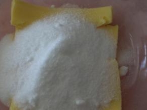 加入砂糖和盐，用电动打蛋器低档混合即可