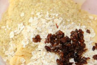 加入小麦胚芽、燕麦片、葡萄干碎