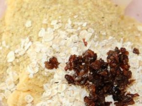 加入小麦胚芽、燕麦片、葡萄干碎