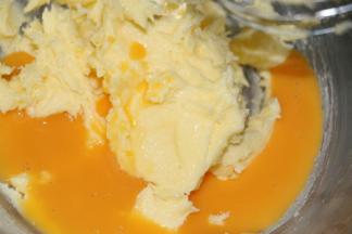 再加入剩下的蛋液，同样打至完全混合。