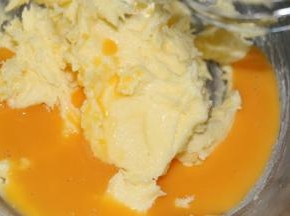 再加入剩下的蛋液，同样打至完全混合。