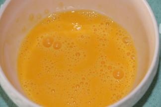 鸡蛋打入碗里，充分打散