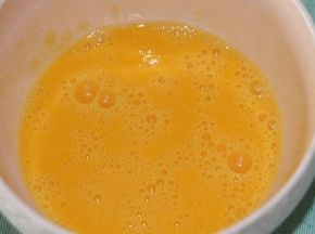 鸡蛋打入碗里，充分打散