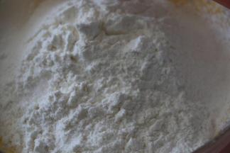 低筋粉和泡打粉放一起混合均匀