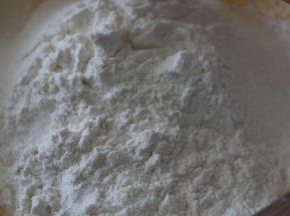 低筋粉和泡打粉放一起混合均匀