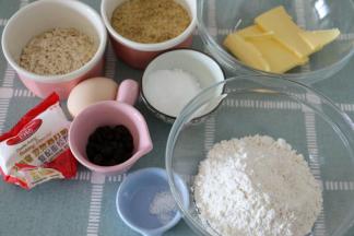 提前称好所有材料
葡萄干切碎