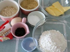 提前称好所有材料
葡萄干切碎