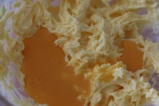 蛋液分两次加入