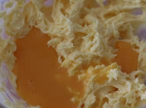 蛋液分两次加入