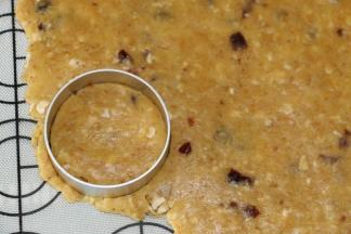 擀成4mm厚的面片，用饼干模具盖出饼干胚
有间隔的排放至烤盘上