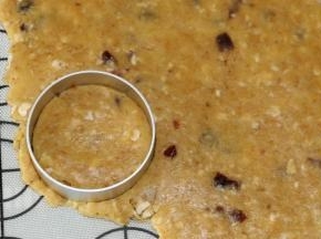 擀成4mm厚的面片，用饼干模具盖出饼干胚
有间隔的排放至烤盘上